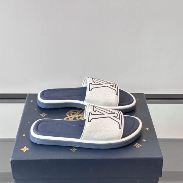 LV Men's Flat Beach SlidesMaterial