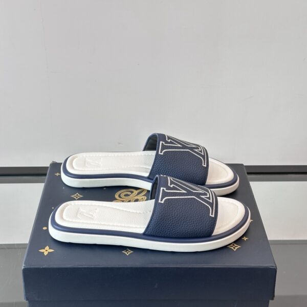 LV Men's Flat Beach SlidesMaterial