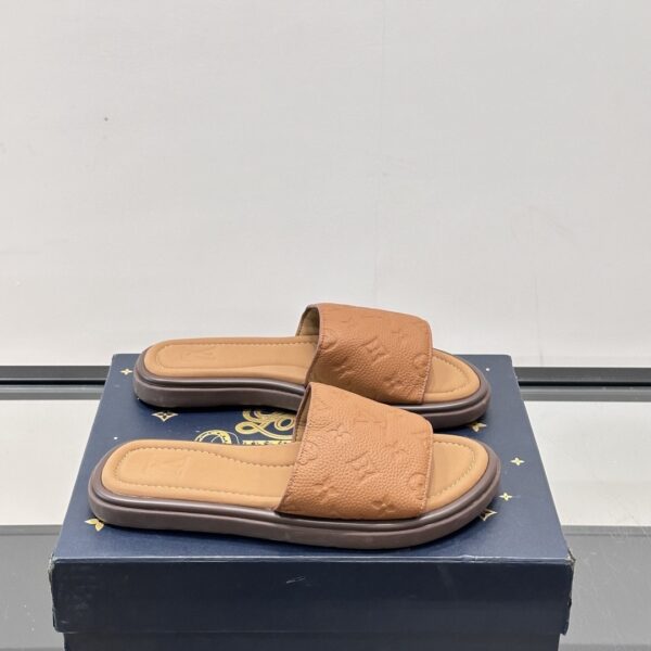 LV Men's Flat Beach SlidesMaterial