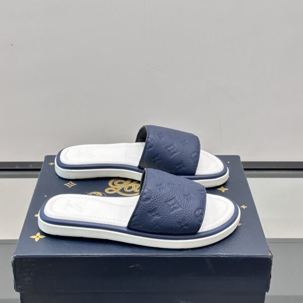 LV Men's Flat Beach SlidesMaterial